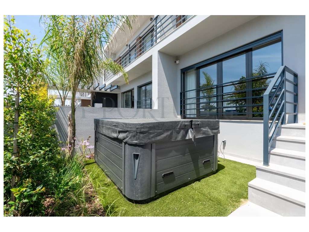 Elegância e Modernidade: Moradia T4 de Luxo com Rooftop em Alcochete-36