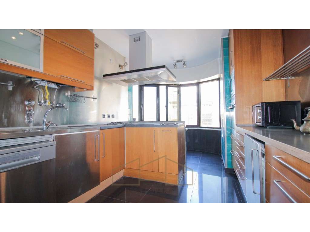 Apartamento T4 nas Torres das Amoreiras-13