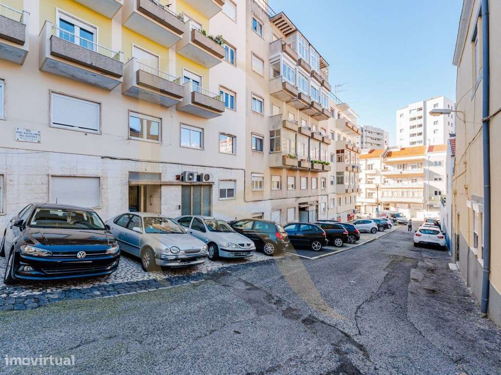 Apartamento T2 com quintal e elevador em Ajuda - Lisboa-21