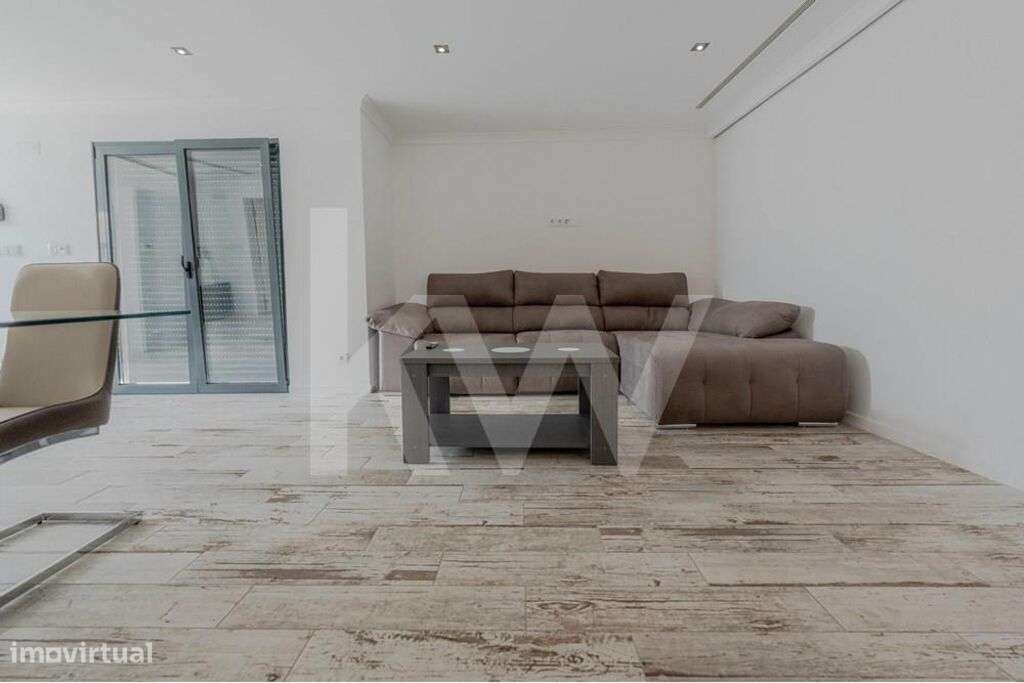 Moradia T5+3 de arquitetura contemporânea renovada num Lote de 650 m2 - Grande imagem: 4/53