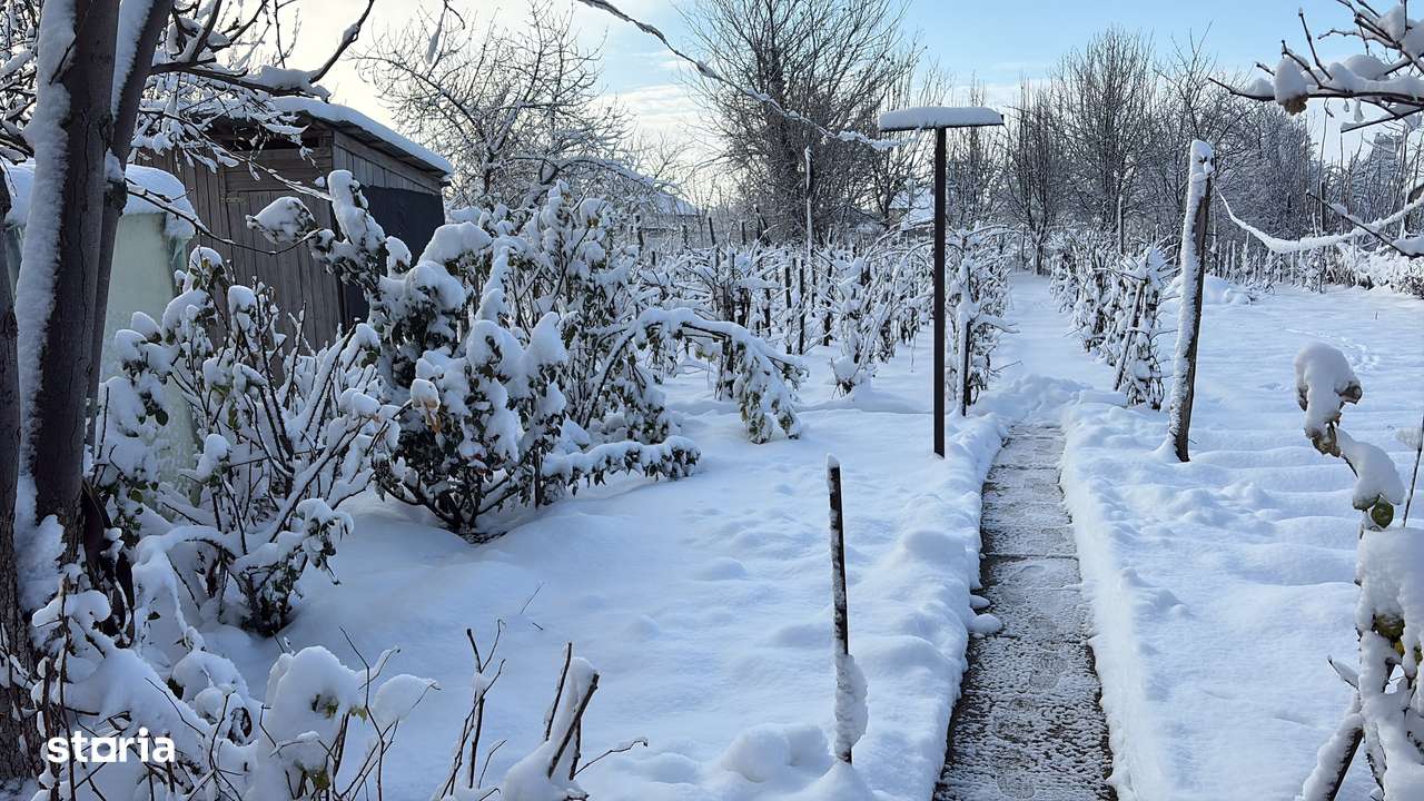 Casă spațioasă cu garaj și terasă în oraș - Imagine principală: 2/19