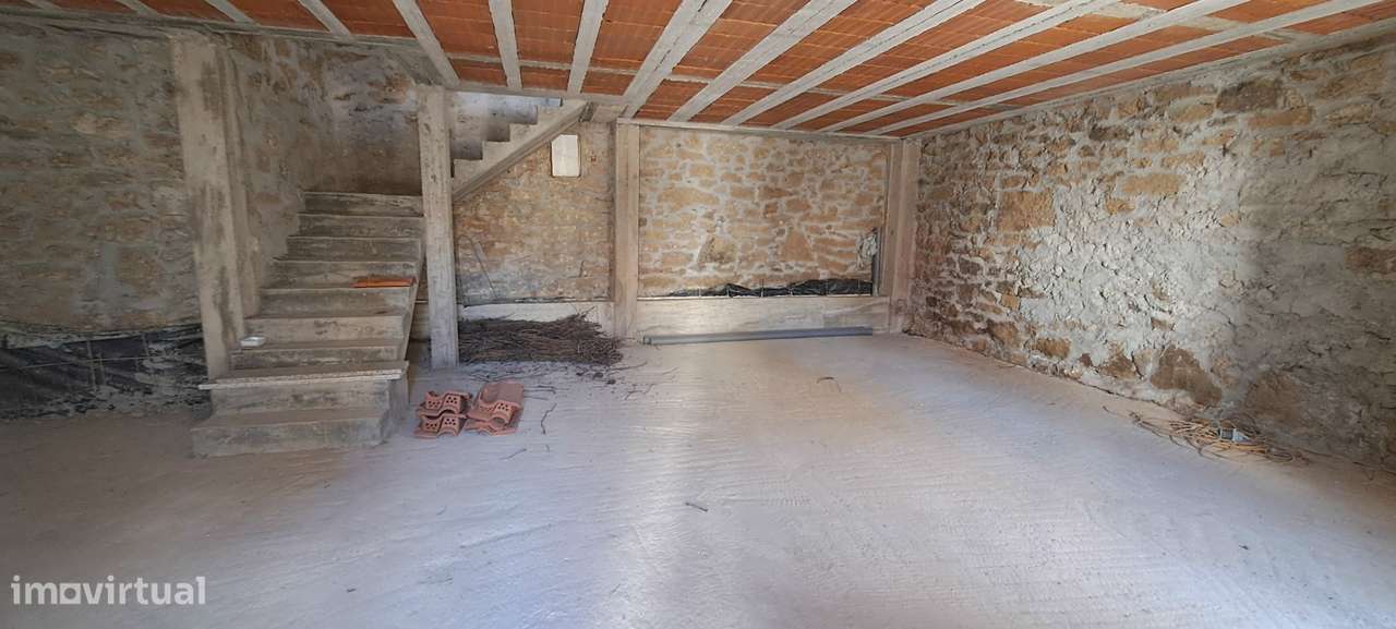 Moradia Rústica em fase de acabamento, com garagem, em Sendim-12