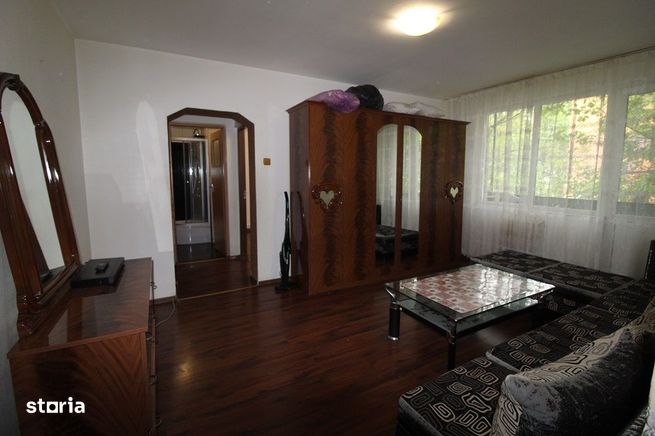 Vând apartament 3 camere în Hunedoara, Micro4-Oltului, etaj 1