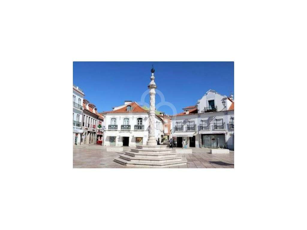 Prédio em propriedade total no centro de Vila Franca de Xira.-12