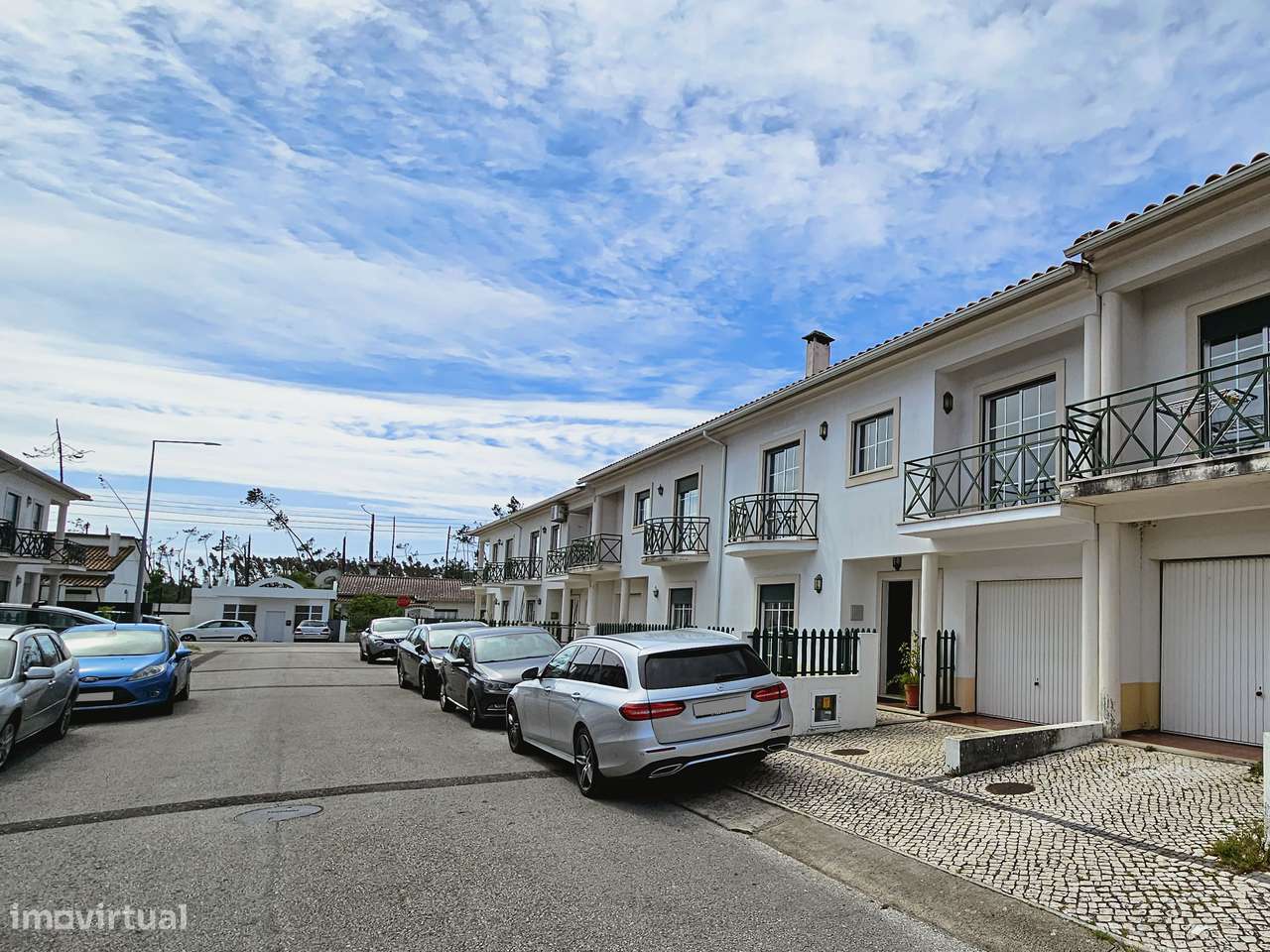 Moradia T5 com terraço e garagem, pronta a habitar-2