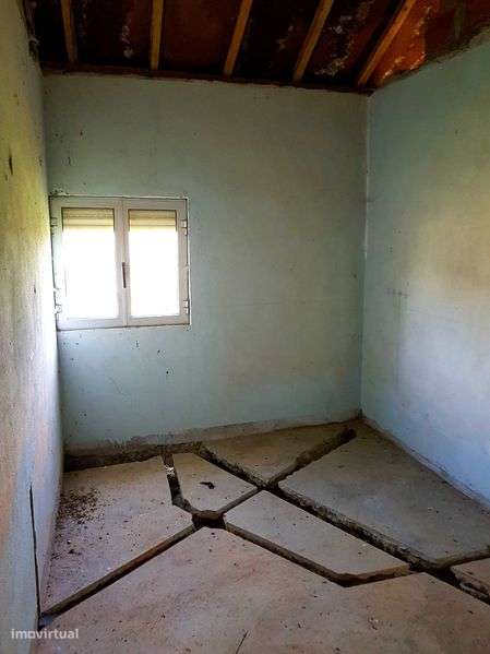 Moradia para restauro 140 m2 mais 60 m2 anexo em lote 1800m2 - Grande imagem: 5/12