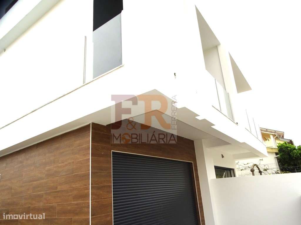 Moradia Geminada Triplex T3+1 com Cave Fernão Ferro-34