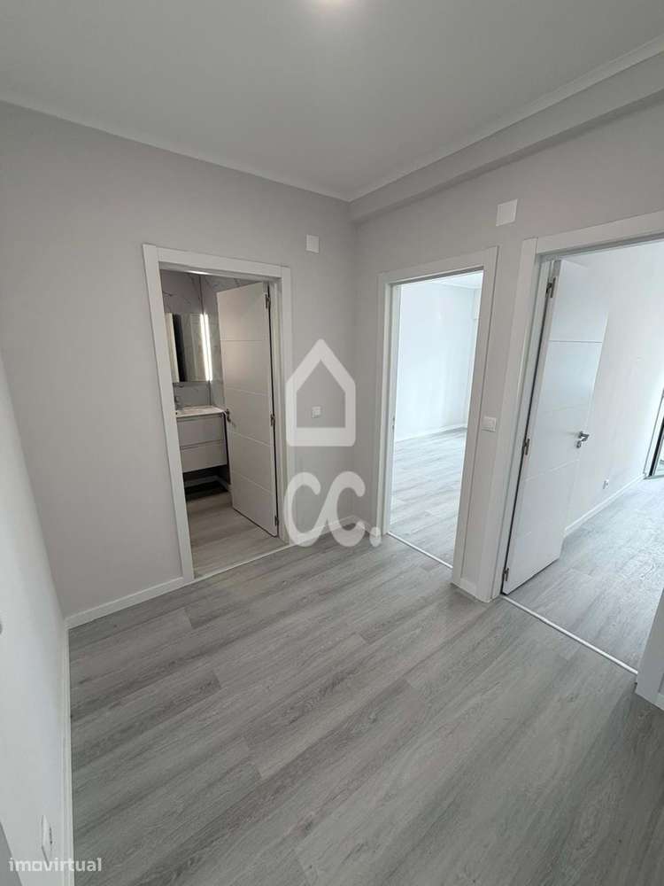 Apartamento T2 remodelado com arrecadação - Oeiras-12