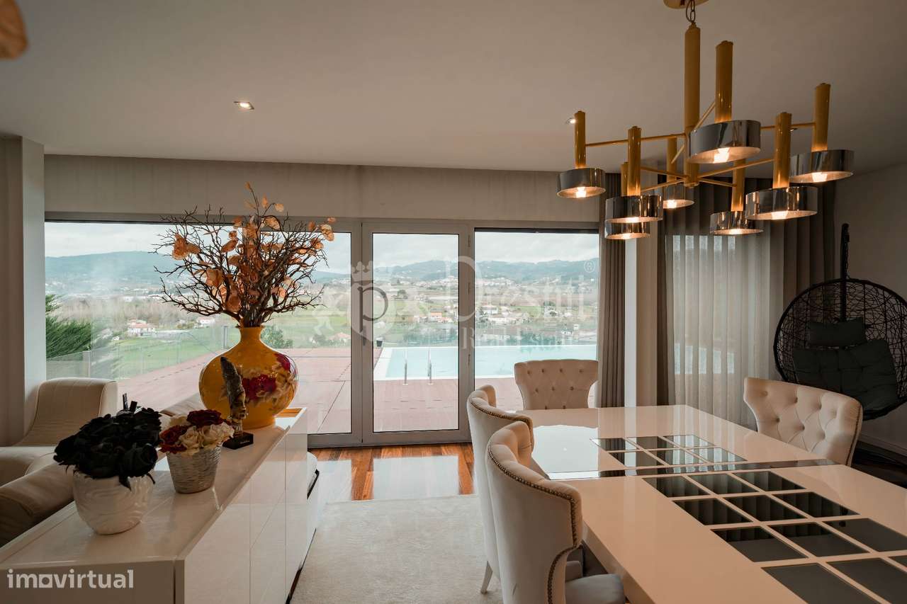 Moradia T4 com Vistas Deslumbrantes em Guimarães-6