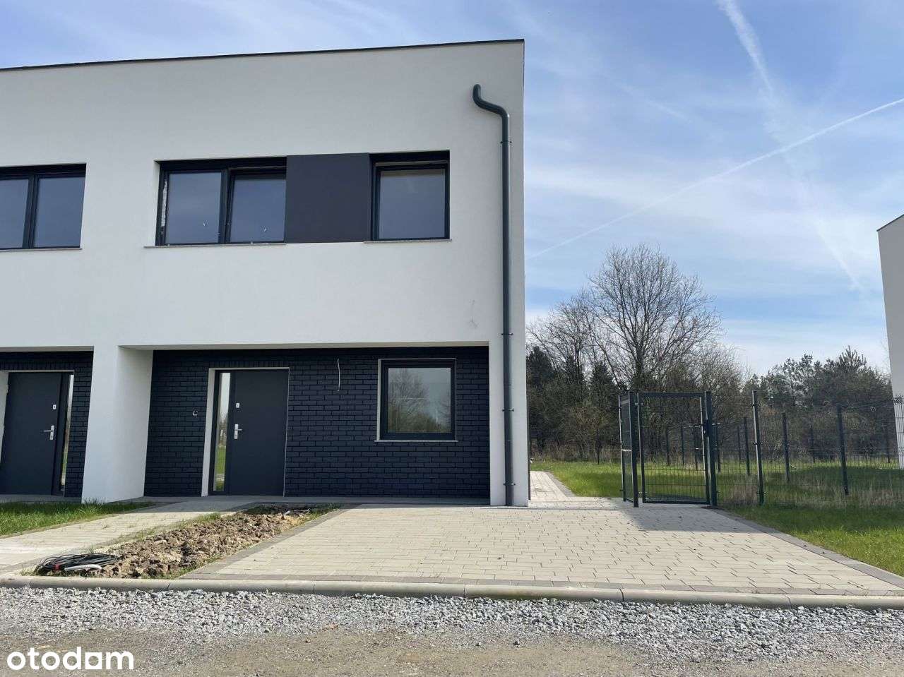 Nowoczesny dom z ogrodem w otoczeniu zieleni-0