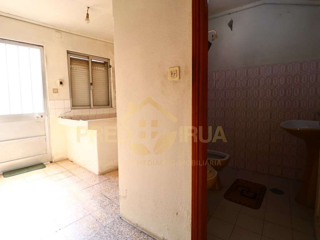 EXCELENTE MORADIA TERREA COM TERRENO E ANEXOS ARCOZELO-11