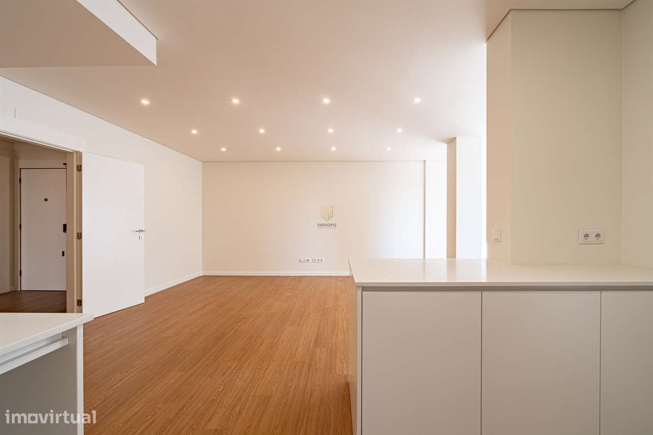 Apartamento T4 totalmente remodelado na Avenida da Boavista, Porto.-8