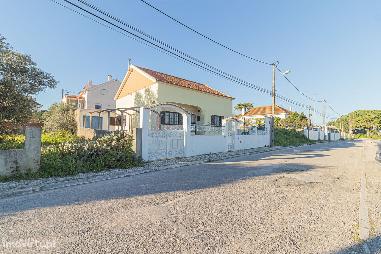 Moradia Térrea  com Sótão e Anexo Exterior - Charneca da Caparica