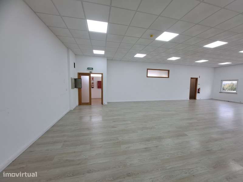 Escritório na entrada norte na Cidade de Torres Vedras - Grande imagem: 5/18