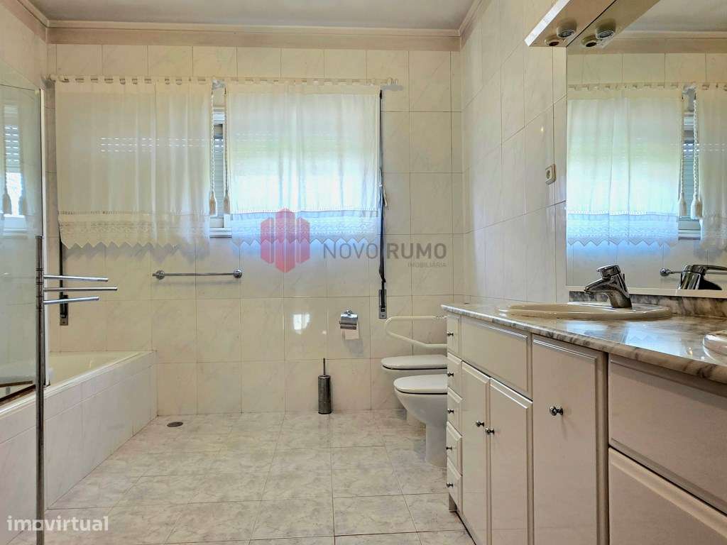 Moradia T6 de 4 frentes em Nogueira da Maia Excelente estado, áreas...-25