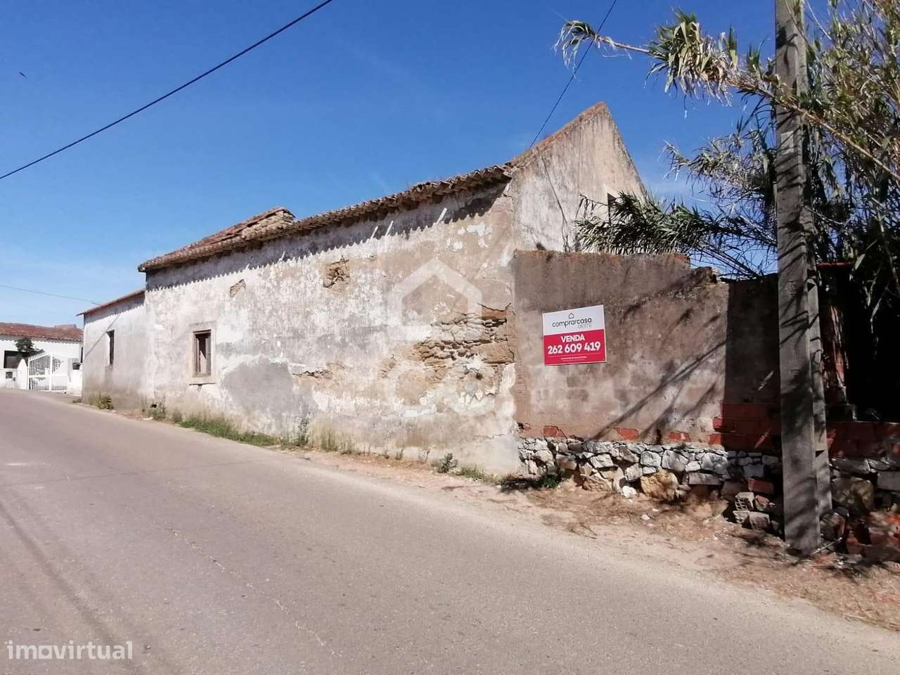 Moradia para recuperação, inserida num amplo lote de 687 m²-3