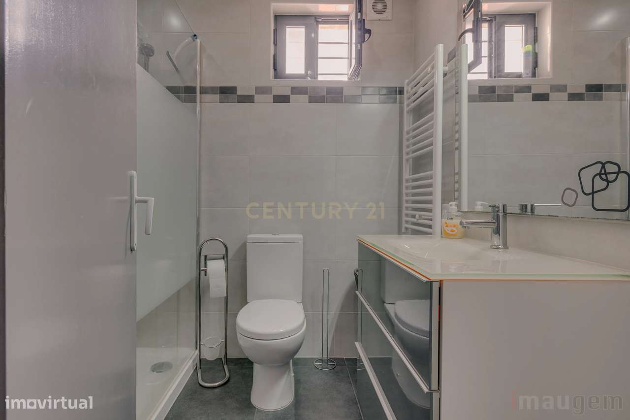 T2+2 Renovado com Sótão, Espaço Exterior e Garagem — Centro de Tires-10
