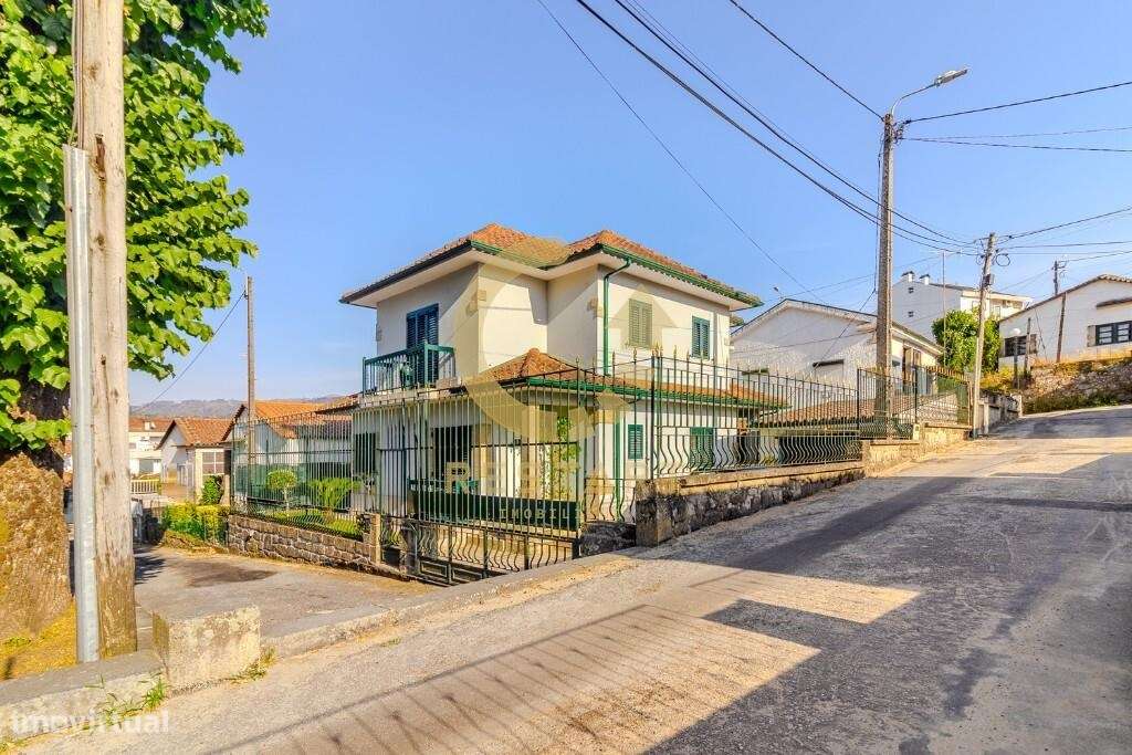 MORADIA T3 ISOLADA COM 4 FRENTES EM FAFE - Grande imagem: 2/35