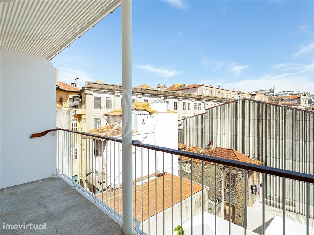 Apartamento T0, no Clérigos 82, na Baixa do Porto