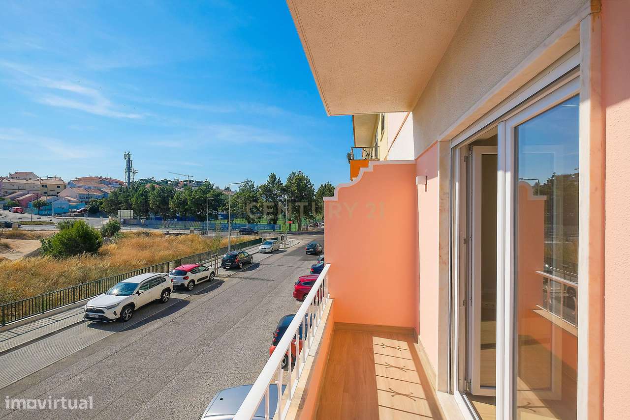 Apartamento T3 Totalmente Renovado | Estoril | Junto aos Salesianos-16