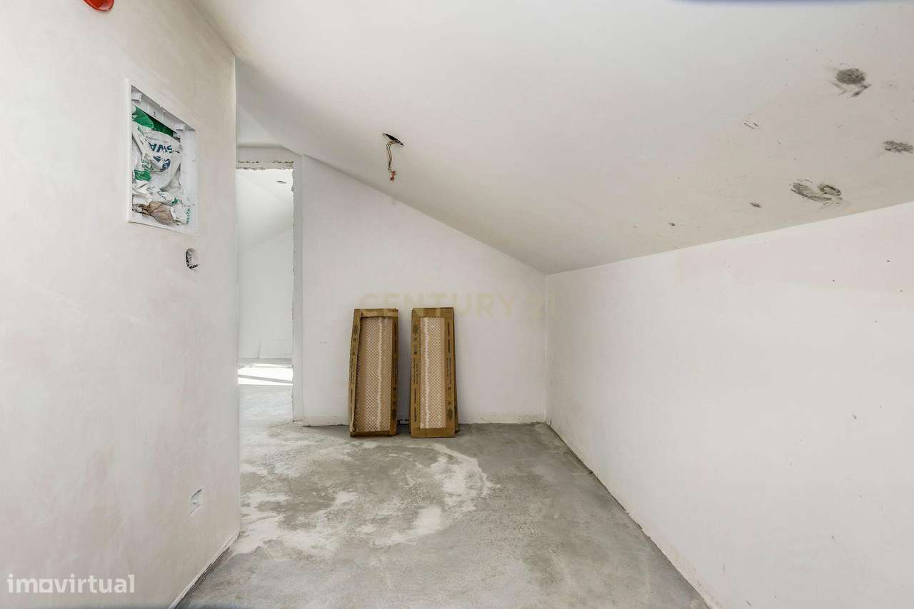 Moradia T4 com piscina em Caneças-44