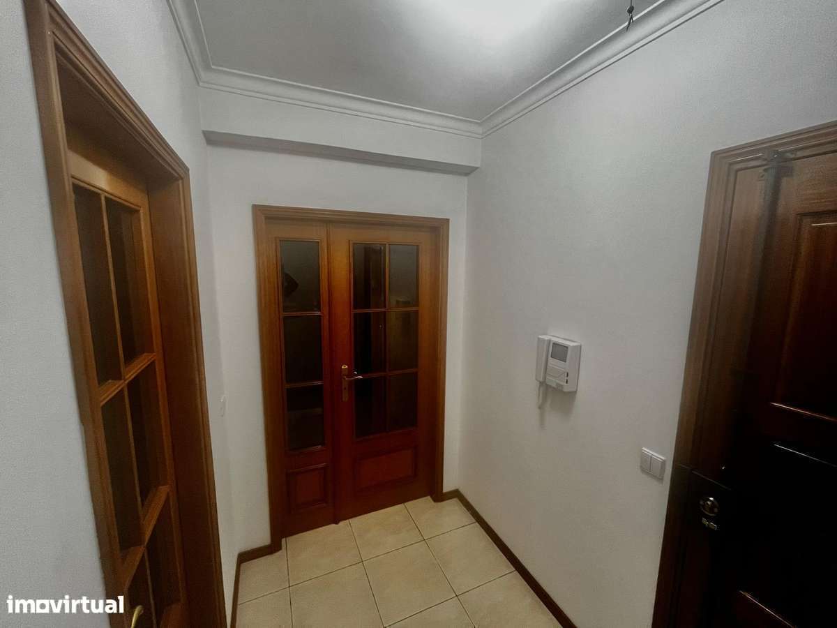 LUXUOSA PENTHOUSE  MOBILADA (T4/ 3BANHOS )AO LADO LIS & ALDI/ ELEVADOR - Grande imagem: 4/53