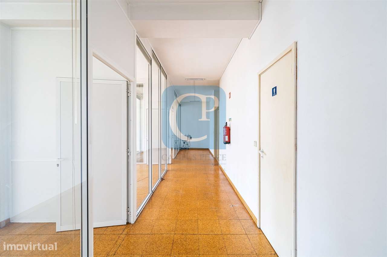 Espaço comercial para serviços ou escritório em Leça da Palmeira-3