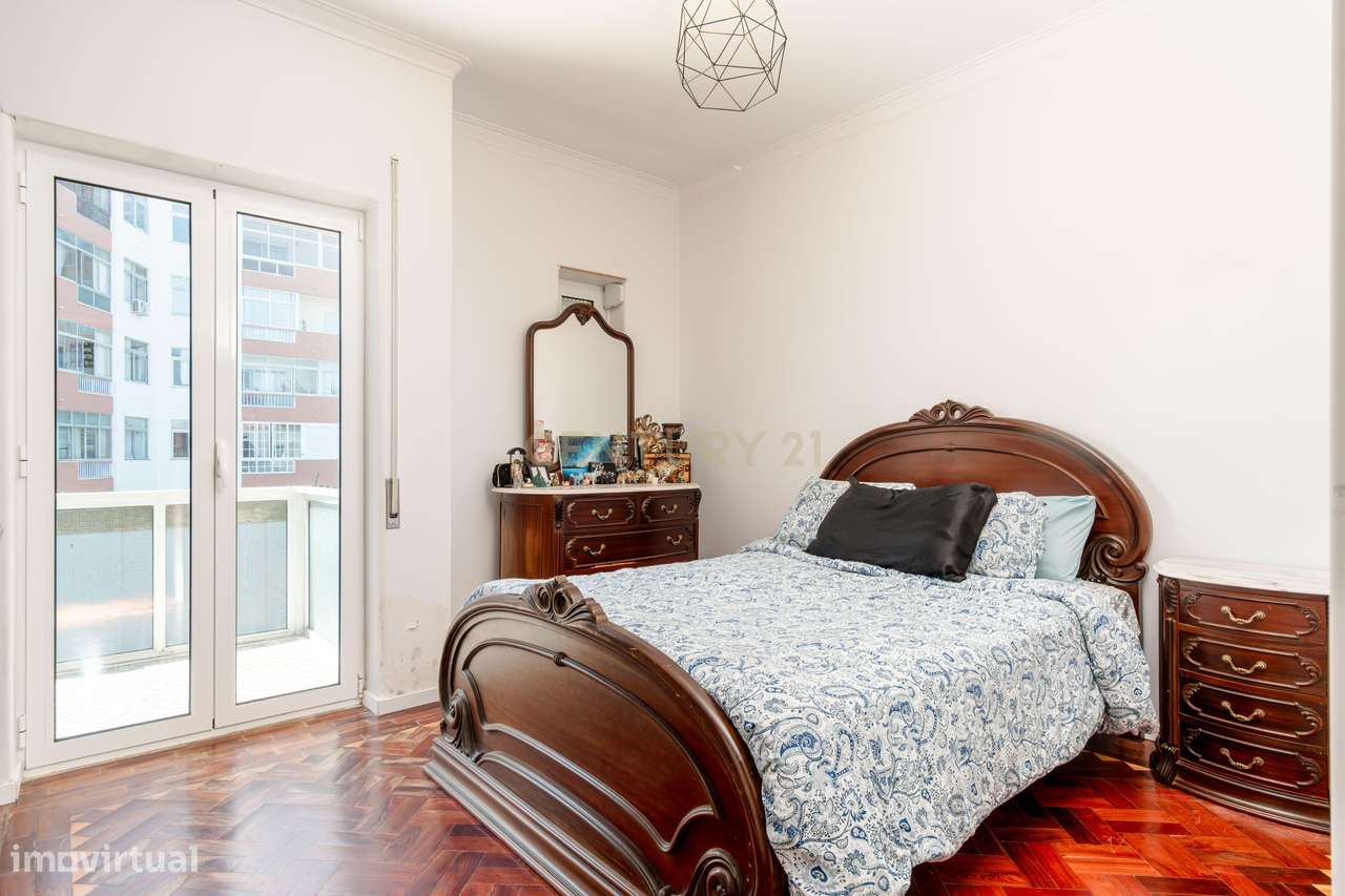 Apartamento T2 com 2 WC's e Varanda Ampla – Totalmente Renovado – Bura-11