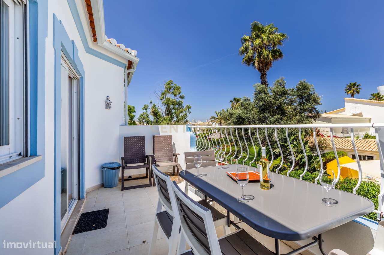 Espaçoso Apartamento T3 no Último Piso com Vista para as Piscinas no O-6
