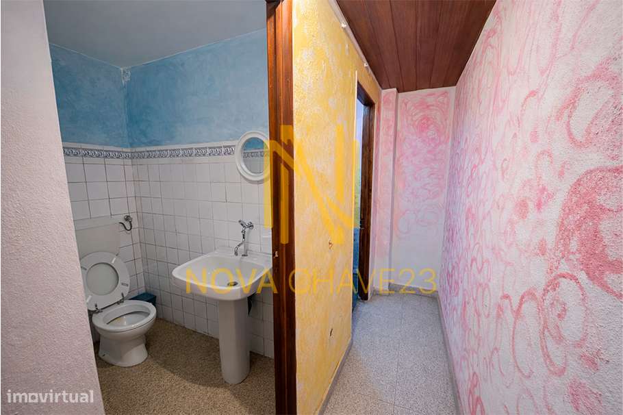 Loja 141m² | 2 Divisões | 2 Wcs | Excelente Potencial de Transformação-10