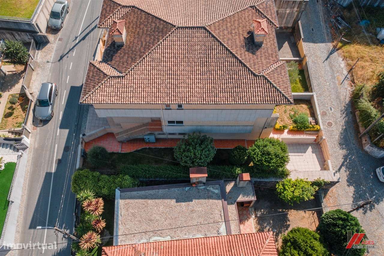 MORADIA T3 COM ÓTIMAS ÁREAS E ESPAÇO PARA NEGÓCIO PRÓPRIO!-31