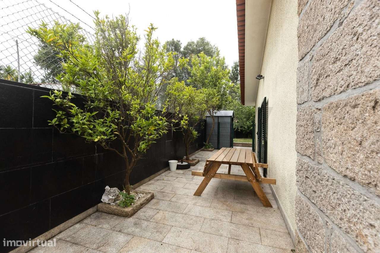 Moradia T4 Individual com 3 Pisos, Jardim e Garagem - Grande imagem: 3/18