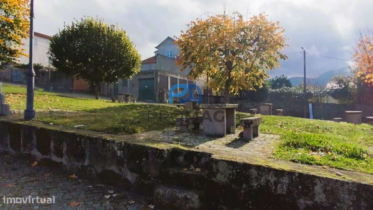 Moradia V3 para Recuperar em São Martinho de Mouros-21