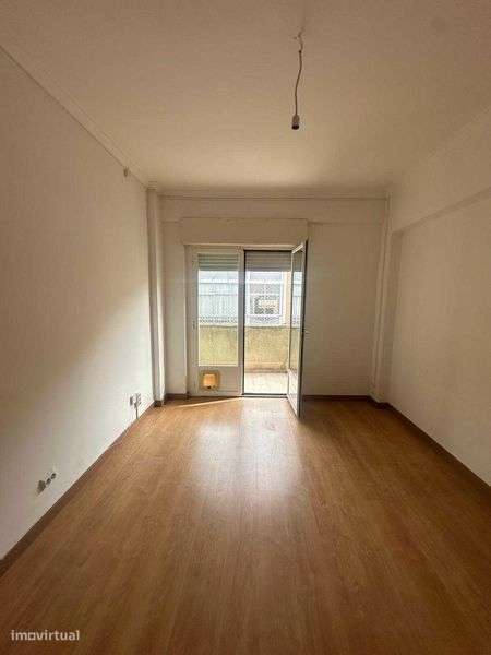 OPORTUNIDADE EXCLUSIVA EM ALGÉS: T2 (75m²) - Grande imagem: 5/10