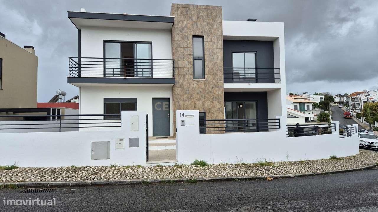 Moradia Isolada T5 de Arquitetura Moderna com Garagem – Quinta da Alem-17
