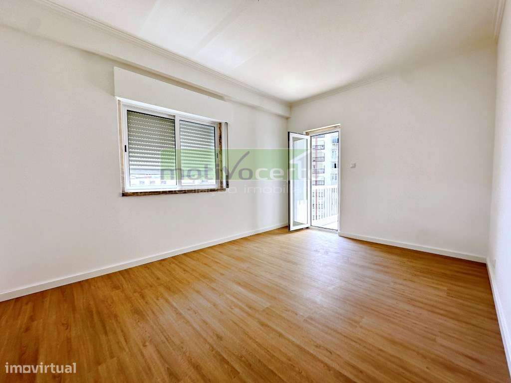 Magnífico T3 Totalmente Remodelado no Casal de São Brás, com Varand...-11
