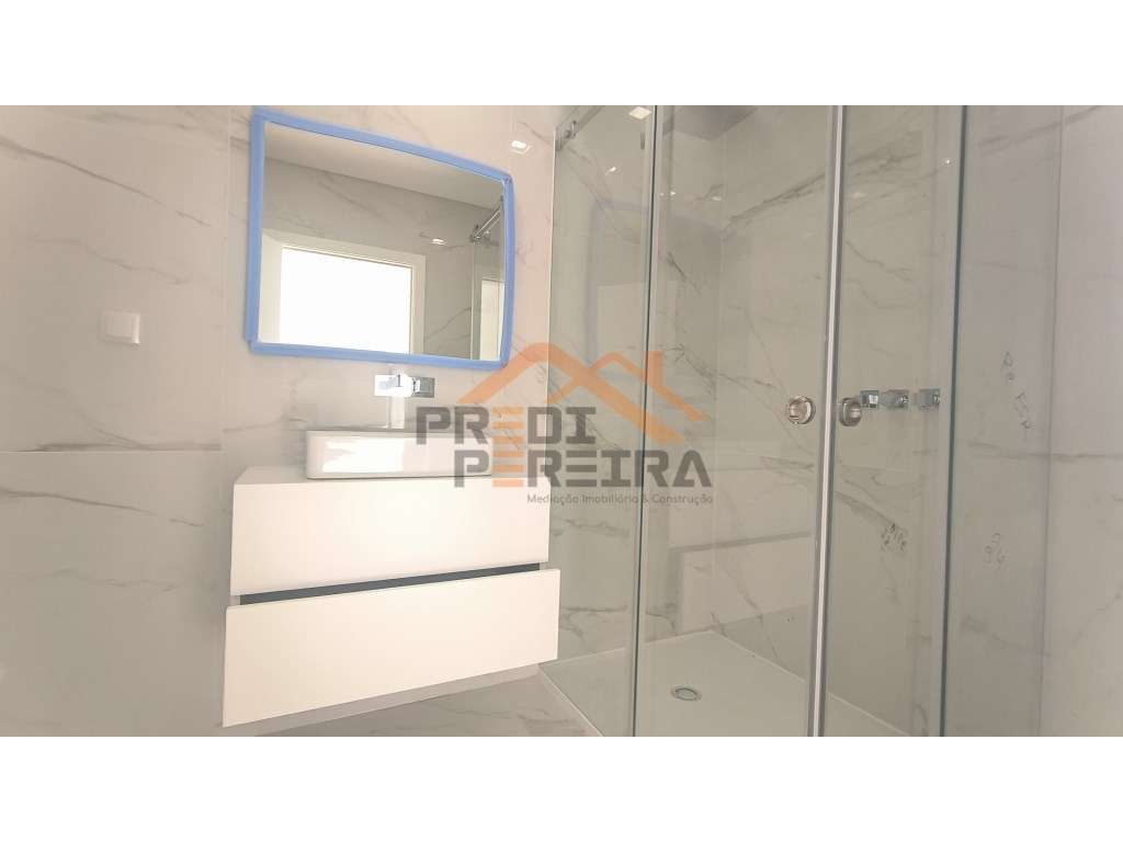 Apartamento T2, com varanda e parqueamento para duas viaturas, situ...-34