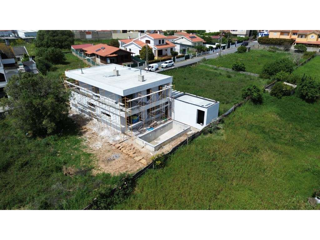 Moradia T4 com piscina, junto a Manique de cima-27