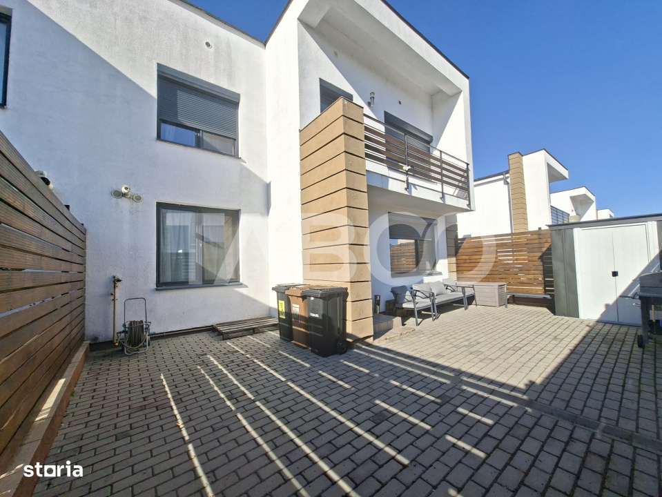 Casa de vanzare in Zavoi cu 3 camere 2 bai curte libera de 50 mp - Imagine principală: 3/19