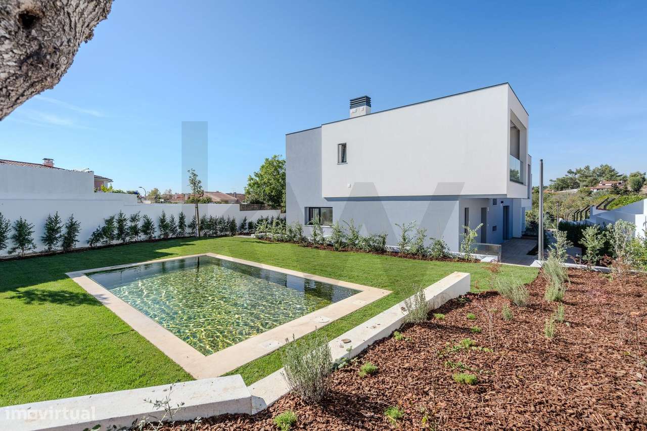 Moradia T4 (+1) em Condomínio Fechado em Cascais com jardim e piscina-43