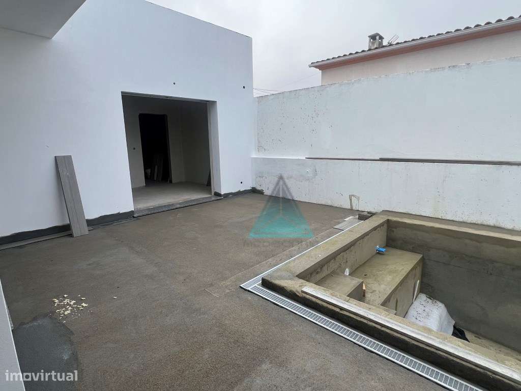 Moradia térrea isolada T3+1 com piscina e garagem terreno de 320m2 - Grande imagem: 4/27