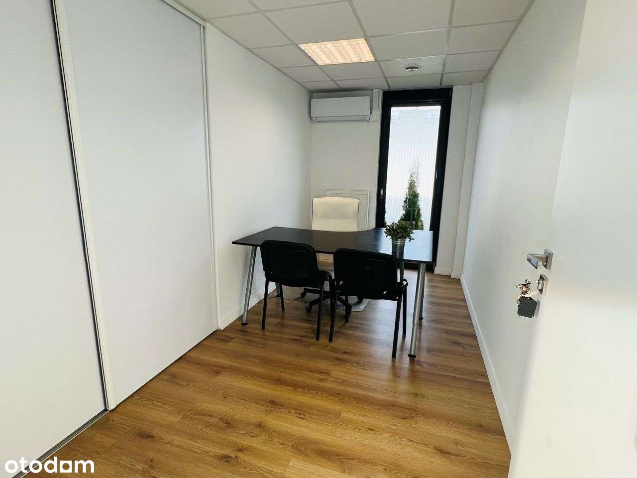 Nowoczesny budynek z dużym parkingiem - Pełny obrazek: 4/9