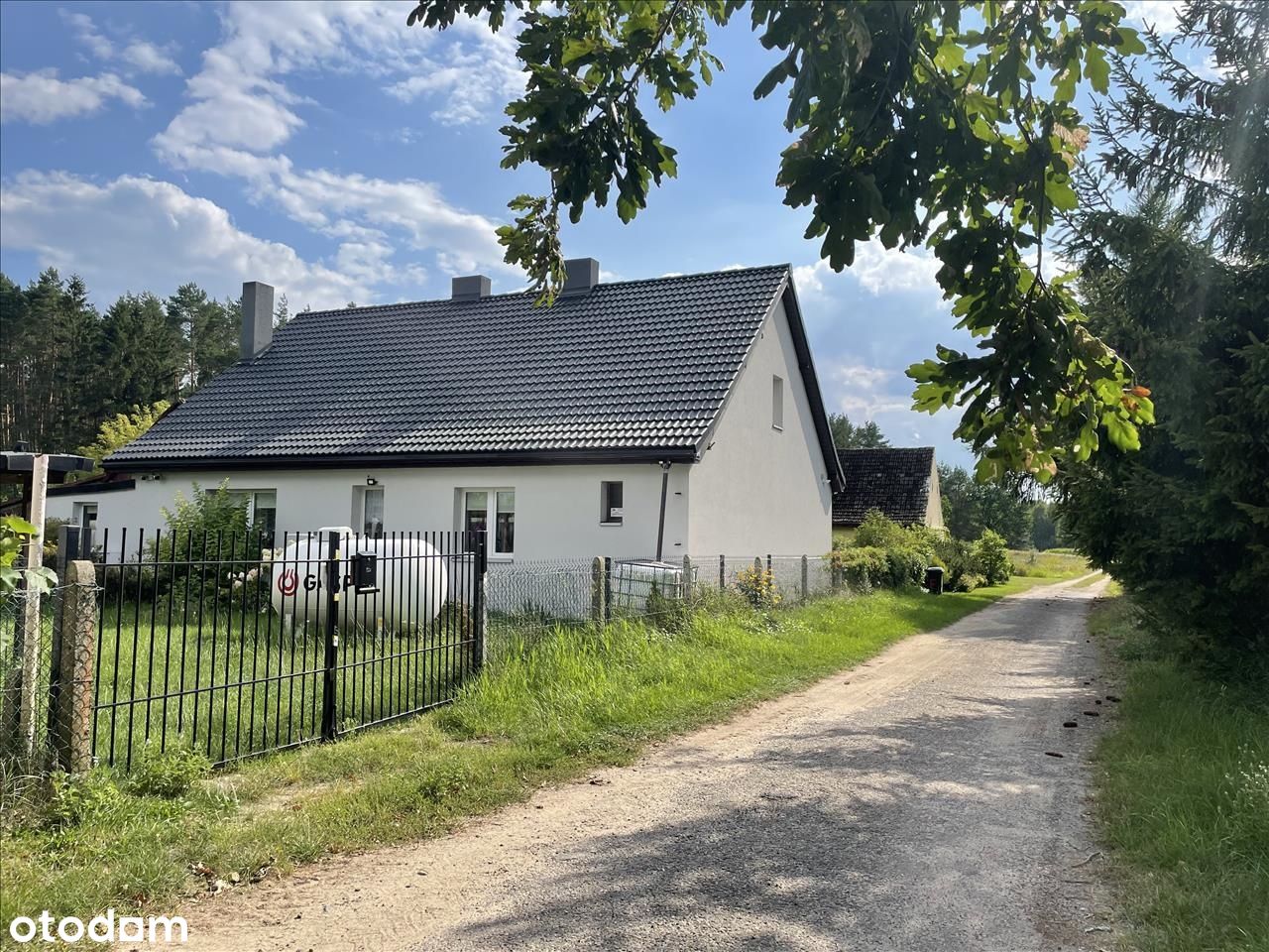 Duży dom wolnostojący w miejscowości Brzeźnica.