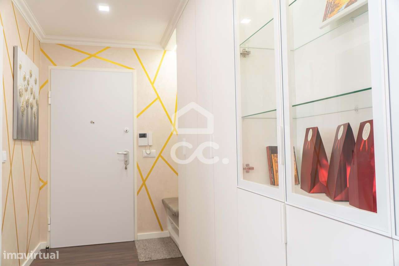 Apartamento T2  Renovado Alfornelos/ Metro-33