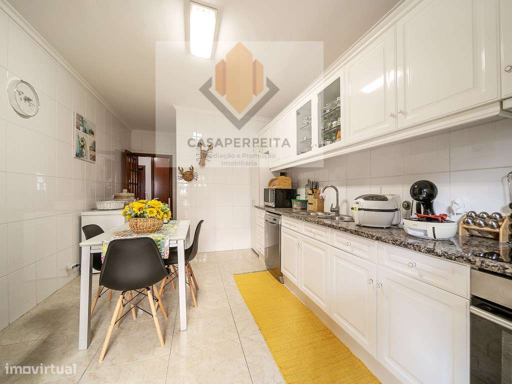 Deslumbrante T2 de 2 Frentes com Varandas e Box - Canelas-10