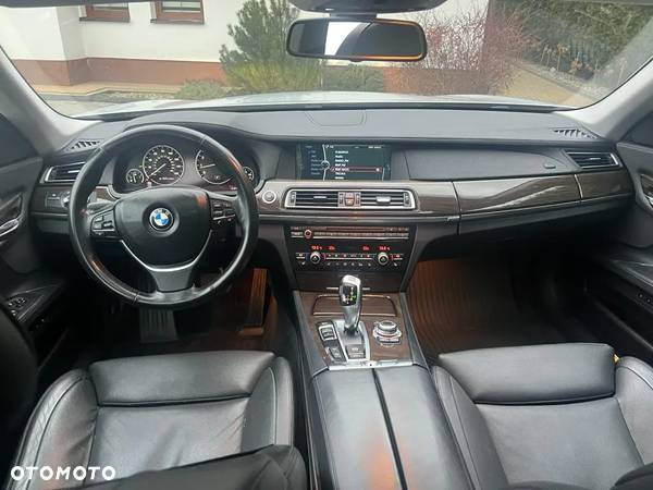 BMW Seria 7 750i L - 8