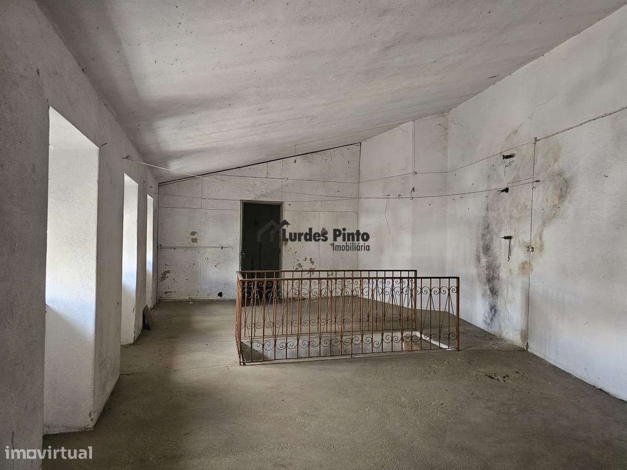 Moradia com possibilidade de seis T1-16