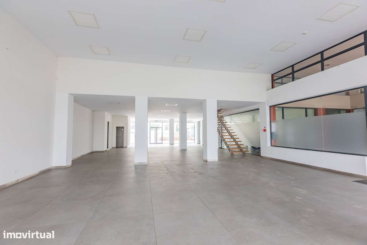 Loja na Avenida Natália Correia - Grande imagem: 5/18