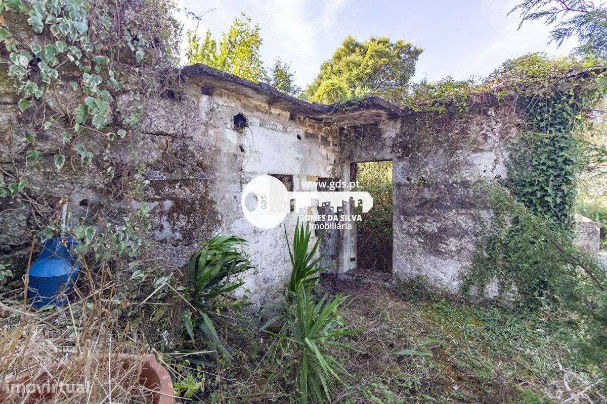 Moradia tri-familiar em ruína com afetação de comércio e habitação-19