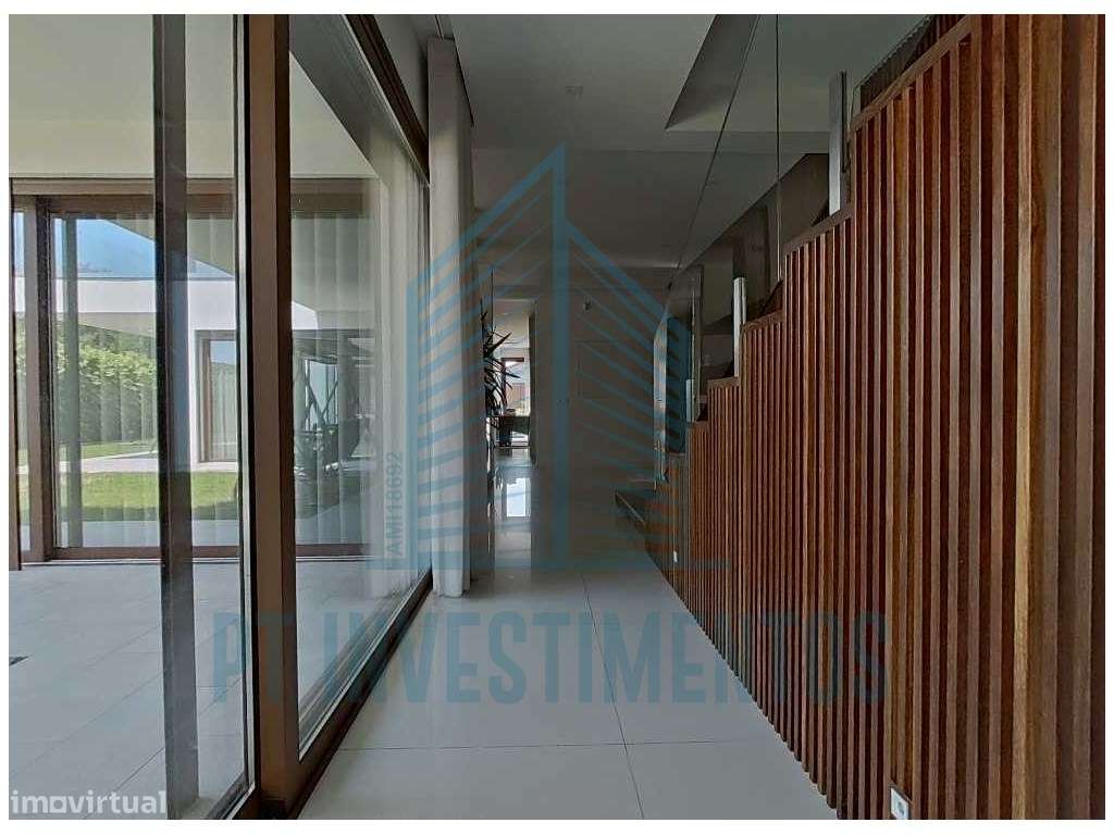 Moradia semi-nova T5+1 em Santa Joana - Aveiro-31